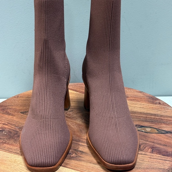 Dolce Vita Alaya Brown  Ribbed Booties Sz 7 - Picture 3 of 16